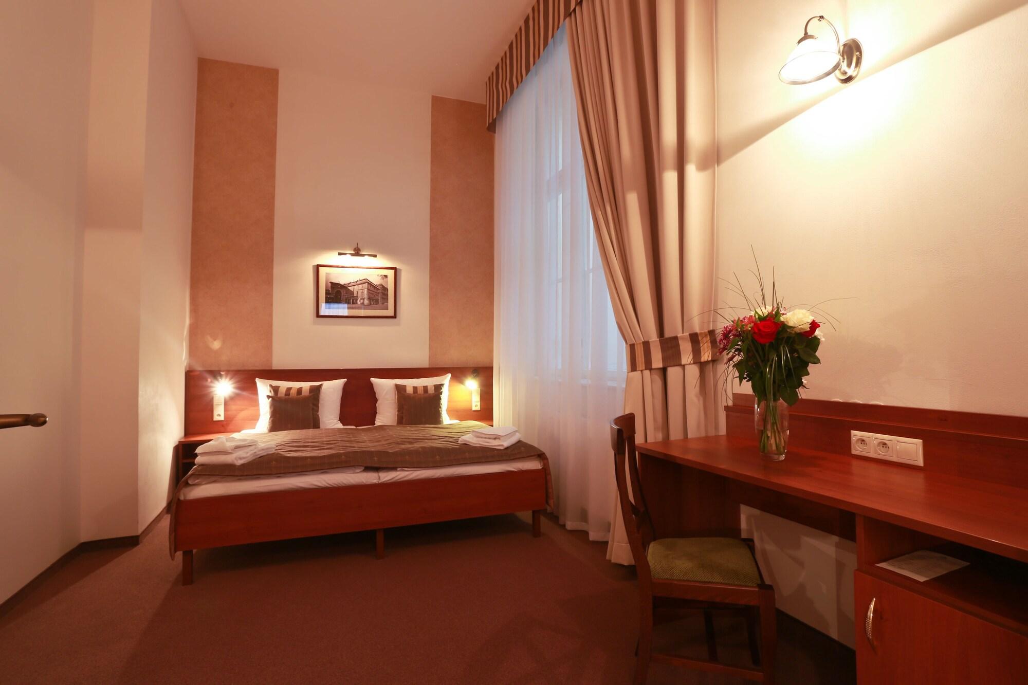 Hotel Svaty Jan Прага Экстерьер фото