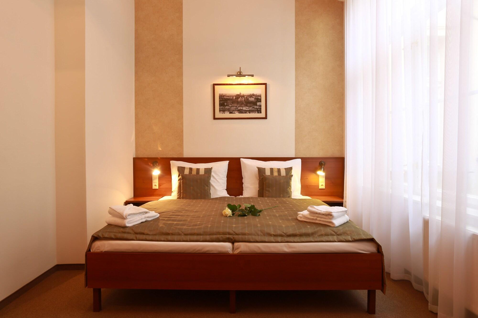 Hotel Svaty Jan Прага Экстерьер фото