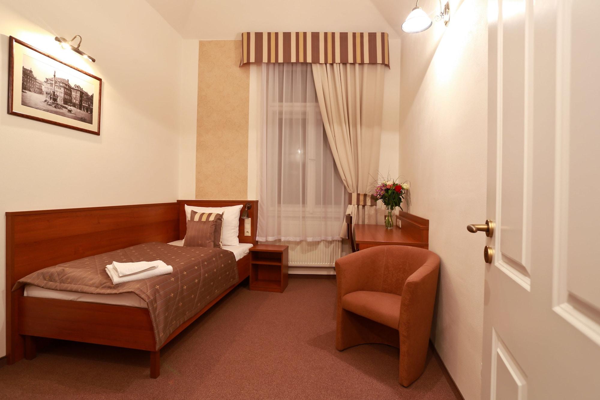 Hotel Svaty Jan Прага Экстерьер фото