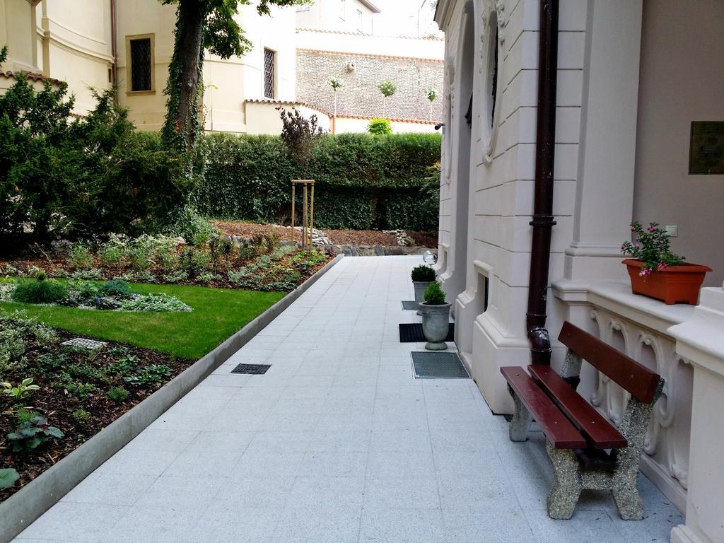 Hotel Svaty Jan Прага Экстерьер фото